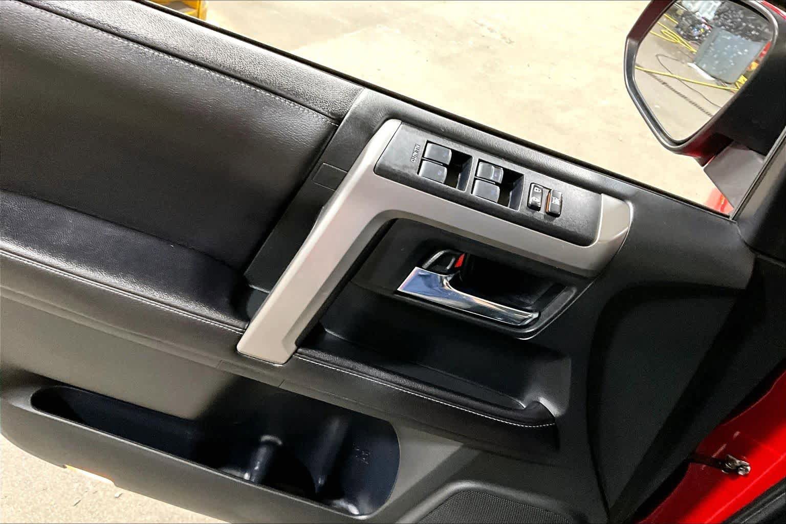 Used 2017 Toyota 4Runner SR5 AWD/4WD image 36