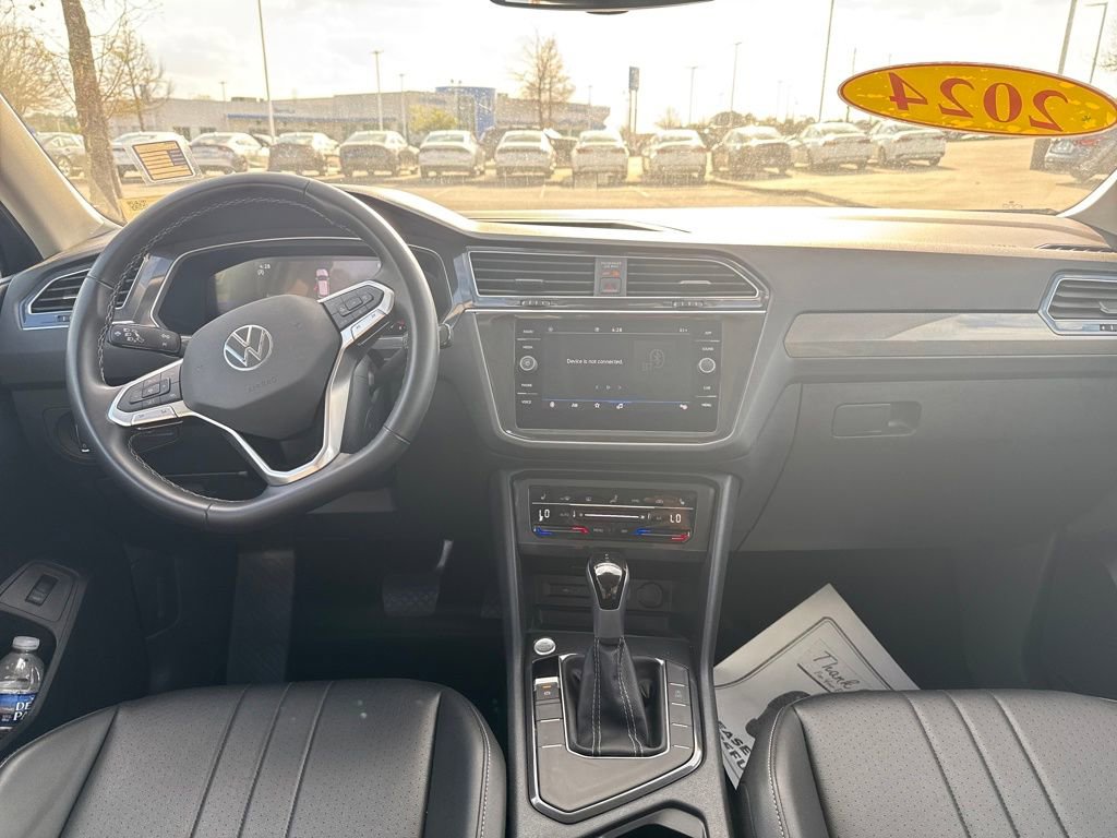 Used 2024 Volkswagen Tiguan SE image 27