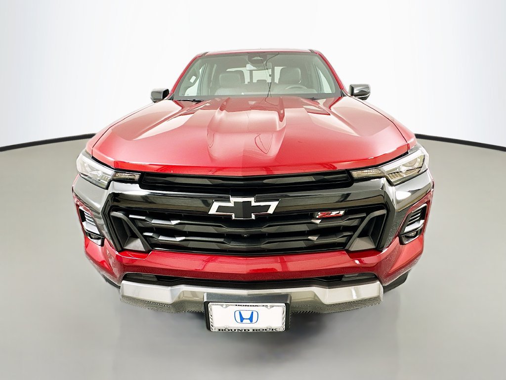Used 2025 Chevrolet Colorado Z71 w/ Technology Package AWD/4WD image 2