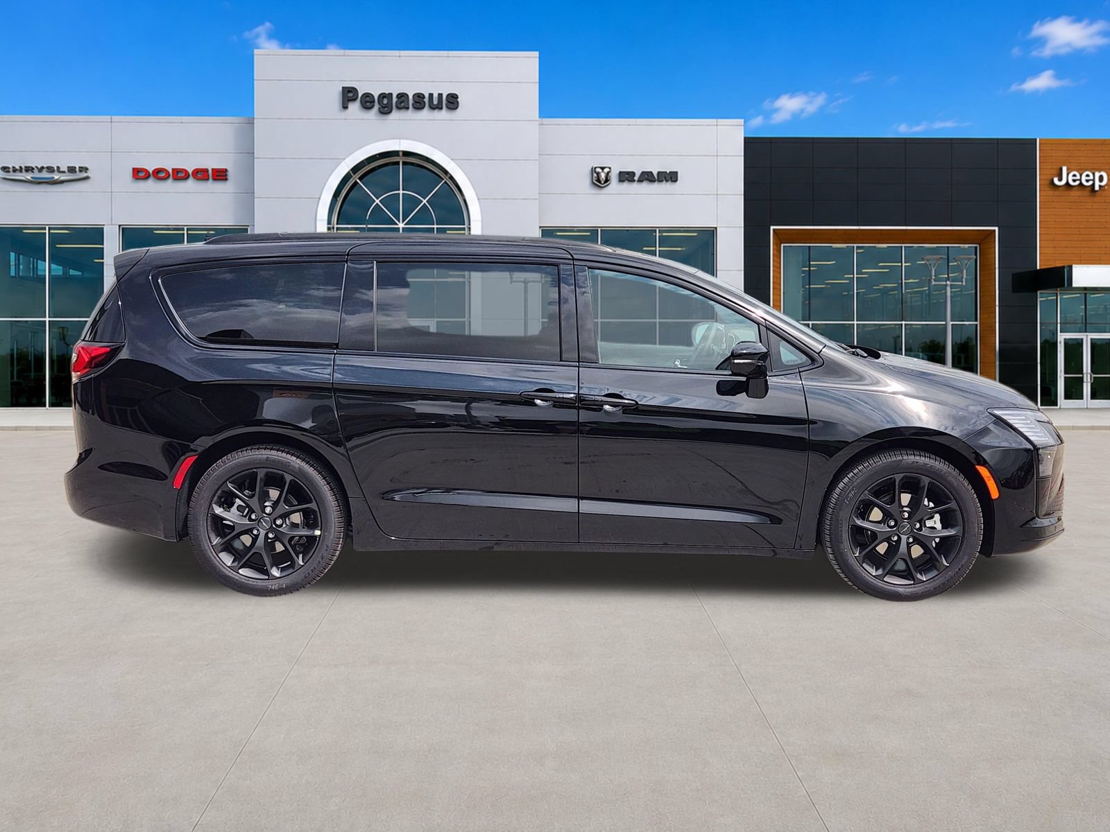 New 2027 Chrysler Pacifica Limited w/ S Appearance Package FWD image 7