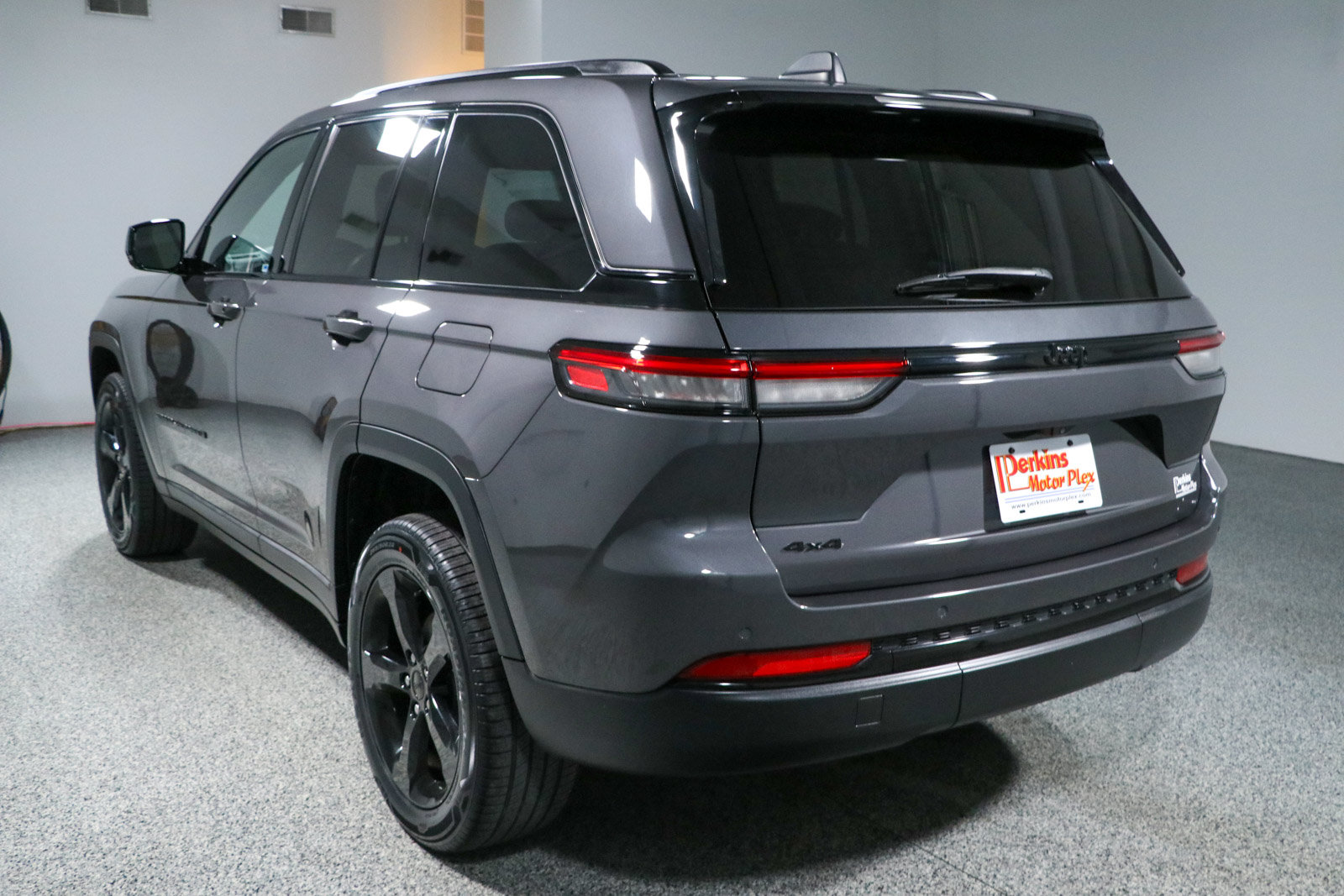 Used 2023 Jeep Grand Cherokee Altitude AWD/4WD image 9