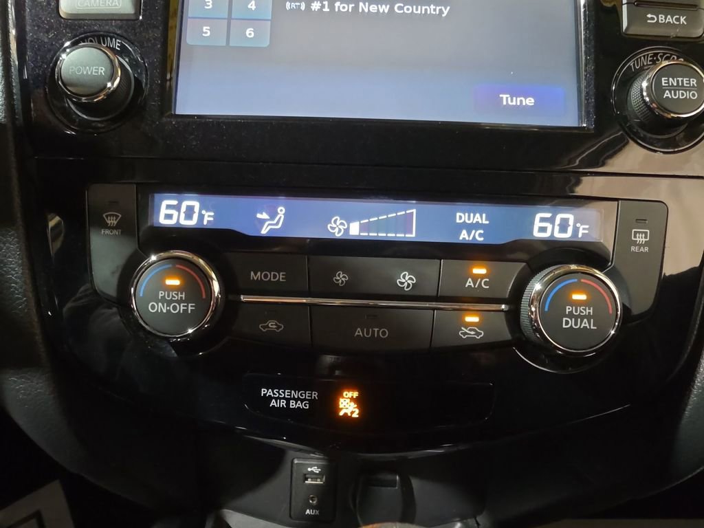 Used 2015 Nissan Rogue SV w/ SV Premium Package image 16