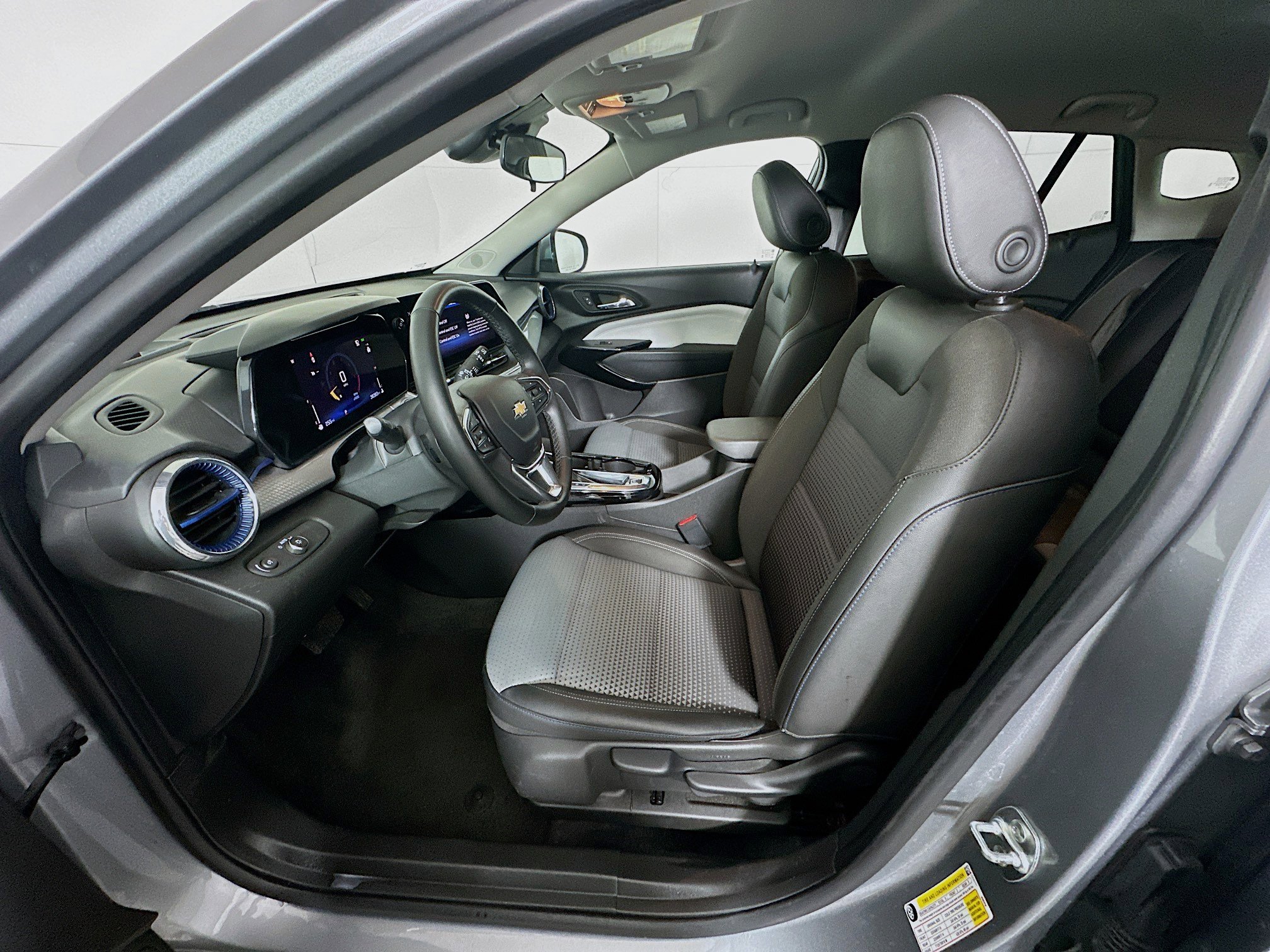 Used 2025 Chevrolet Trax LT w/ LT Convenience Package image 13