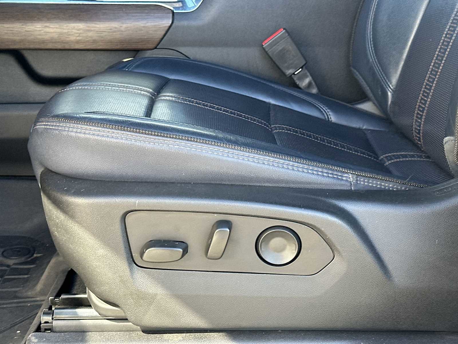 Used 2022 Chevrolet Silverado 1500 High Country w/ Technology Package image 14