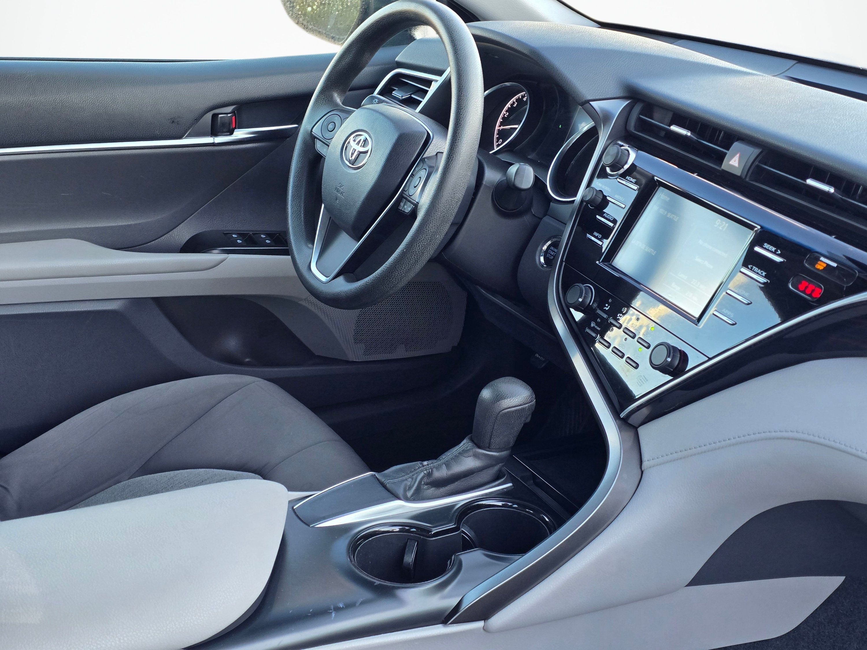 Used 2018 Toyota Camry LE w/ Moonroof Package FWD image 26