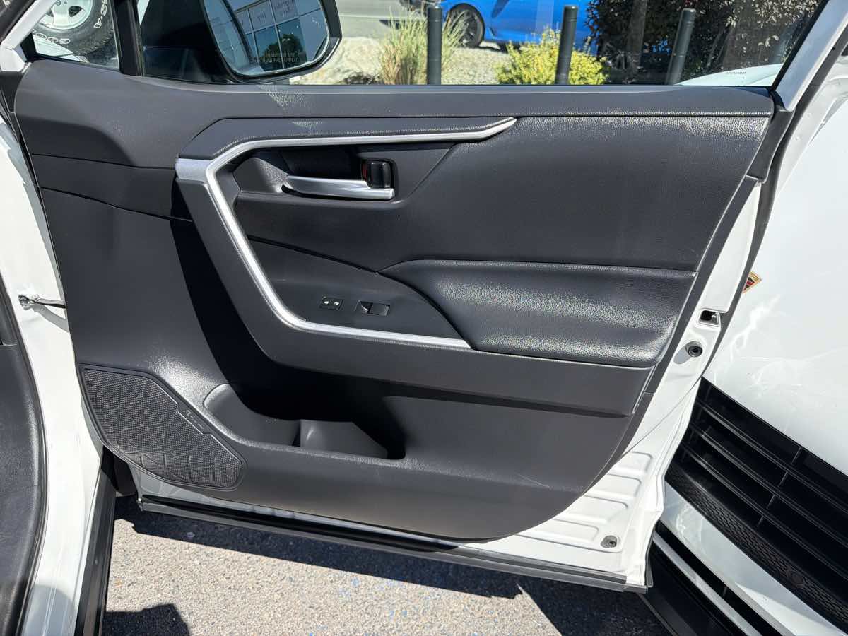 Used 2021 Toyota RAV4 XLE AWD/4WD image 17
