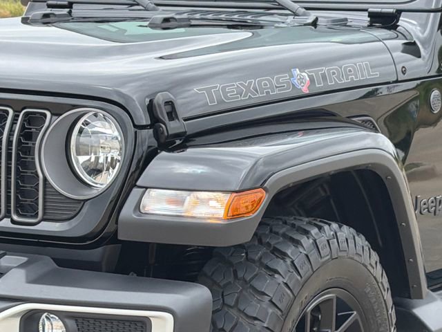 Used 2025 Jeep Gladiator Sport AWD/4WD image 4