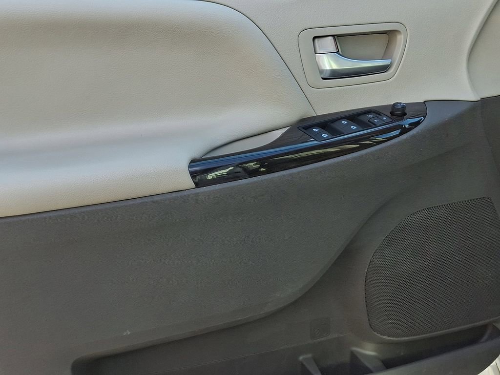 Used 2017 Toyota Sienna XLE Premium image 14