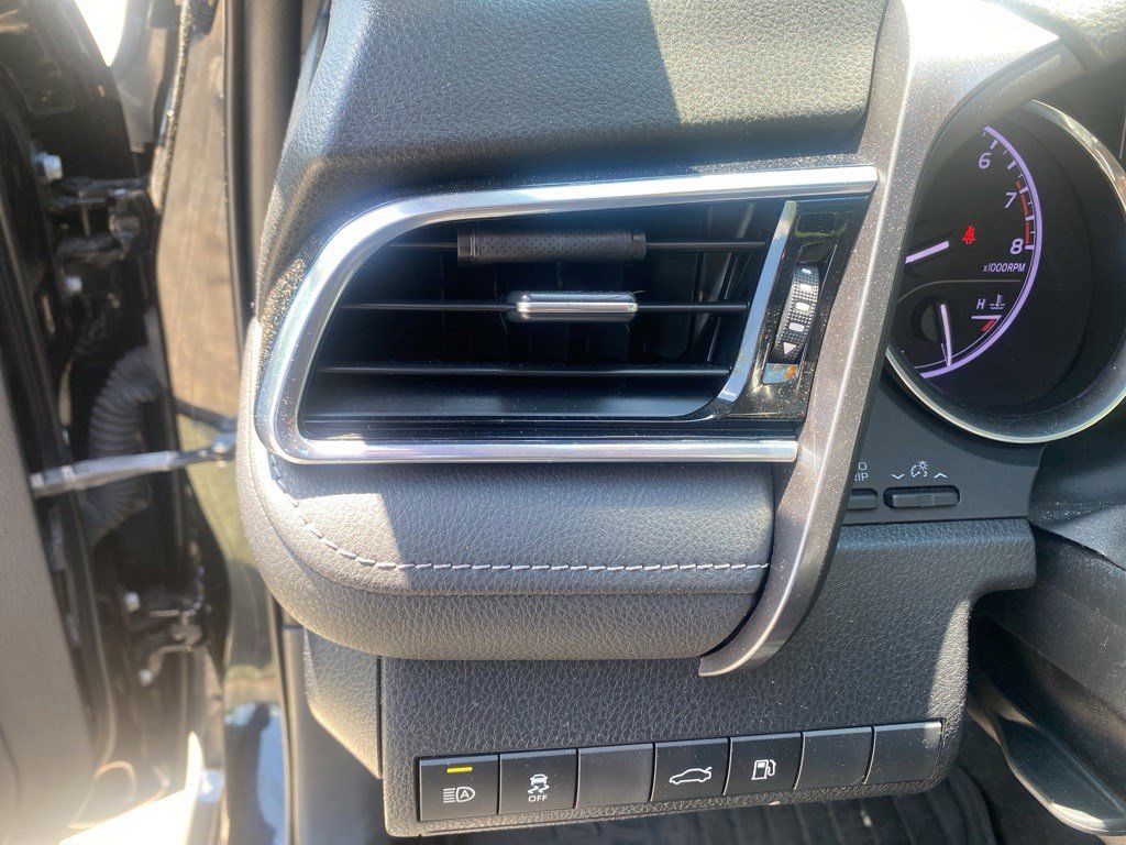 Used 2018 Toyota Camry SE w/ Moonroof Package FWD image 13