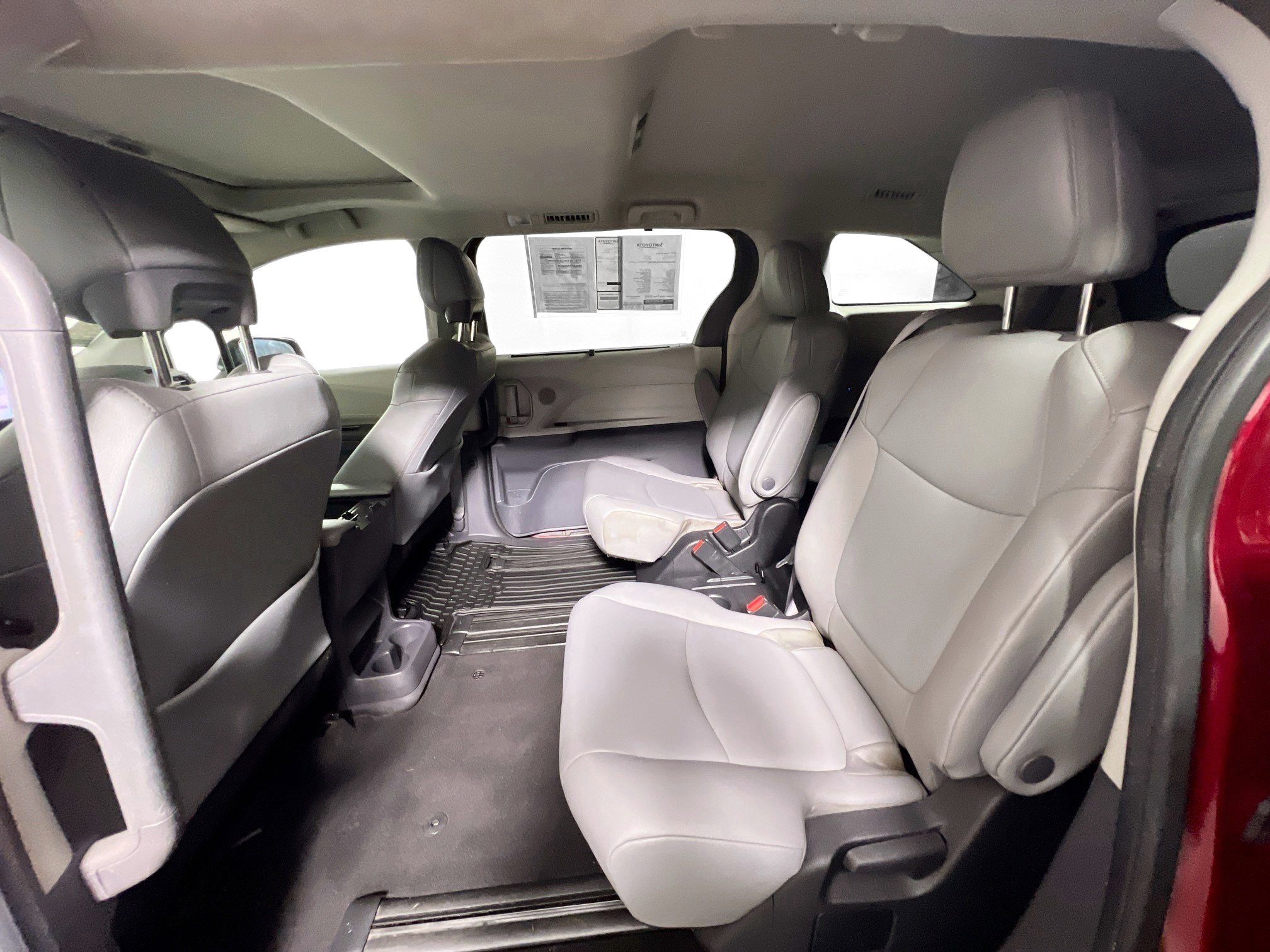 Used 2022 Toyota Sienna XLE FWD image 29