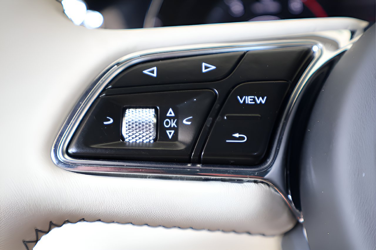 Used 2024 Bentley Bentayga AWD/4WD image 25