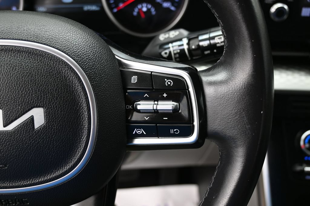 Used 2022 Kia Carnival LX FWD image 19