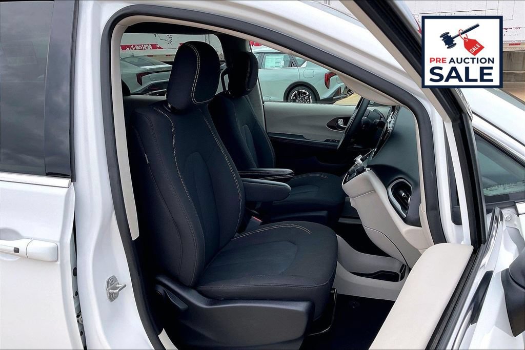 Used 2023 Chrysler Voyager LX FWD image 7