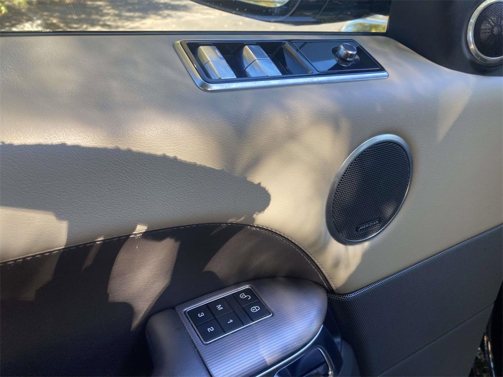 Used 2018 Land Rover Range Rover Sport HSE image 11