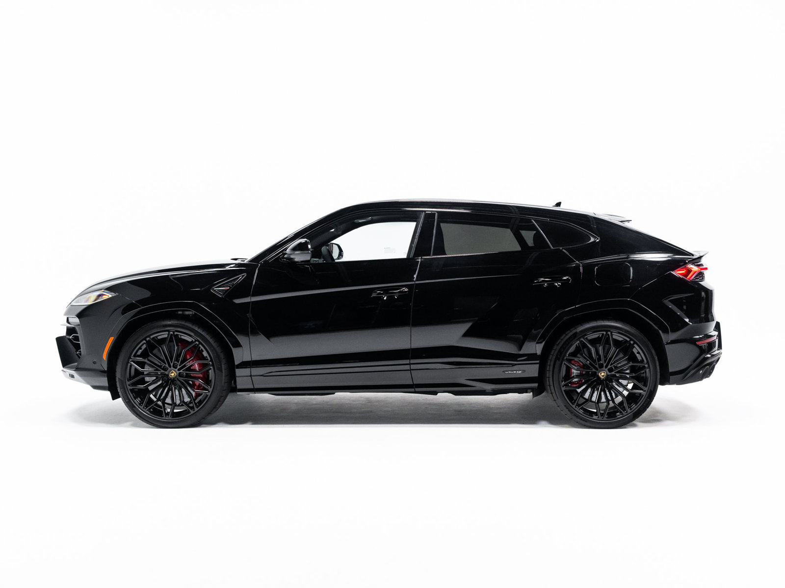Used 2025 Lamborghini Urus SE AWD/4WD image 2