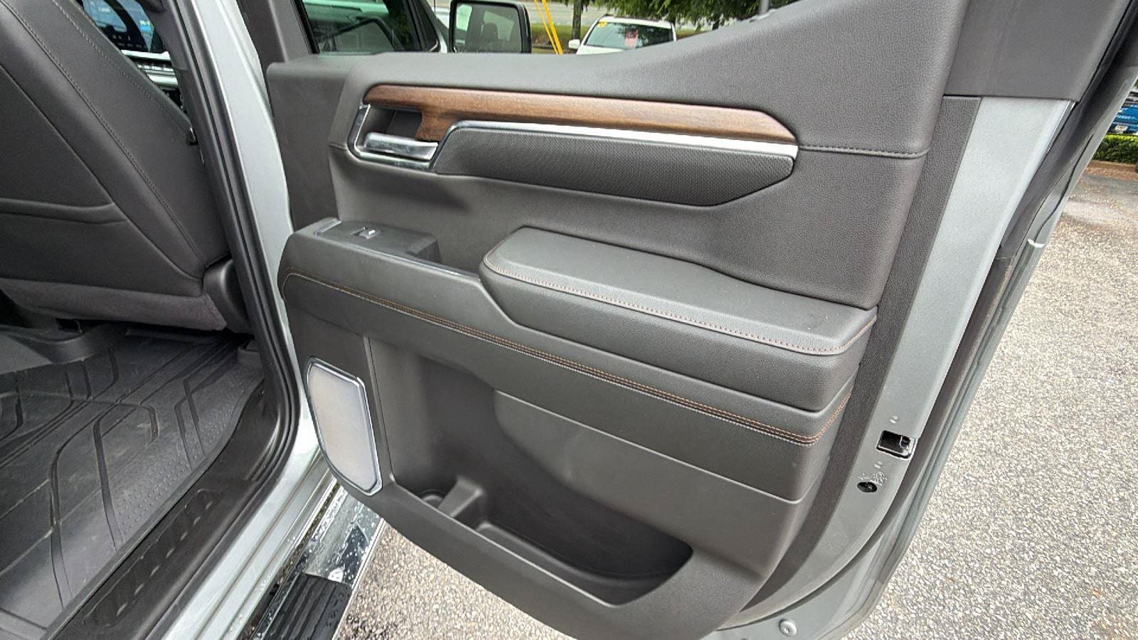 Used 2024 Chevrolet Silverado 1500 High Country w/ High Country Premium Package AWD/4WD image 19