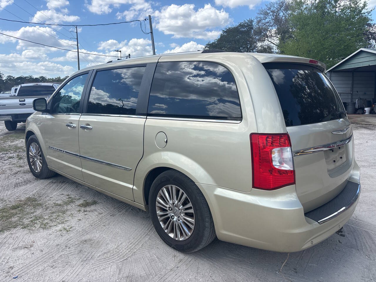 Used 2011 Chrysler Town & Country Limited FWD image 4