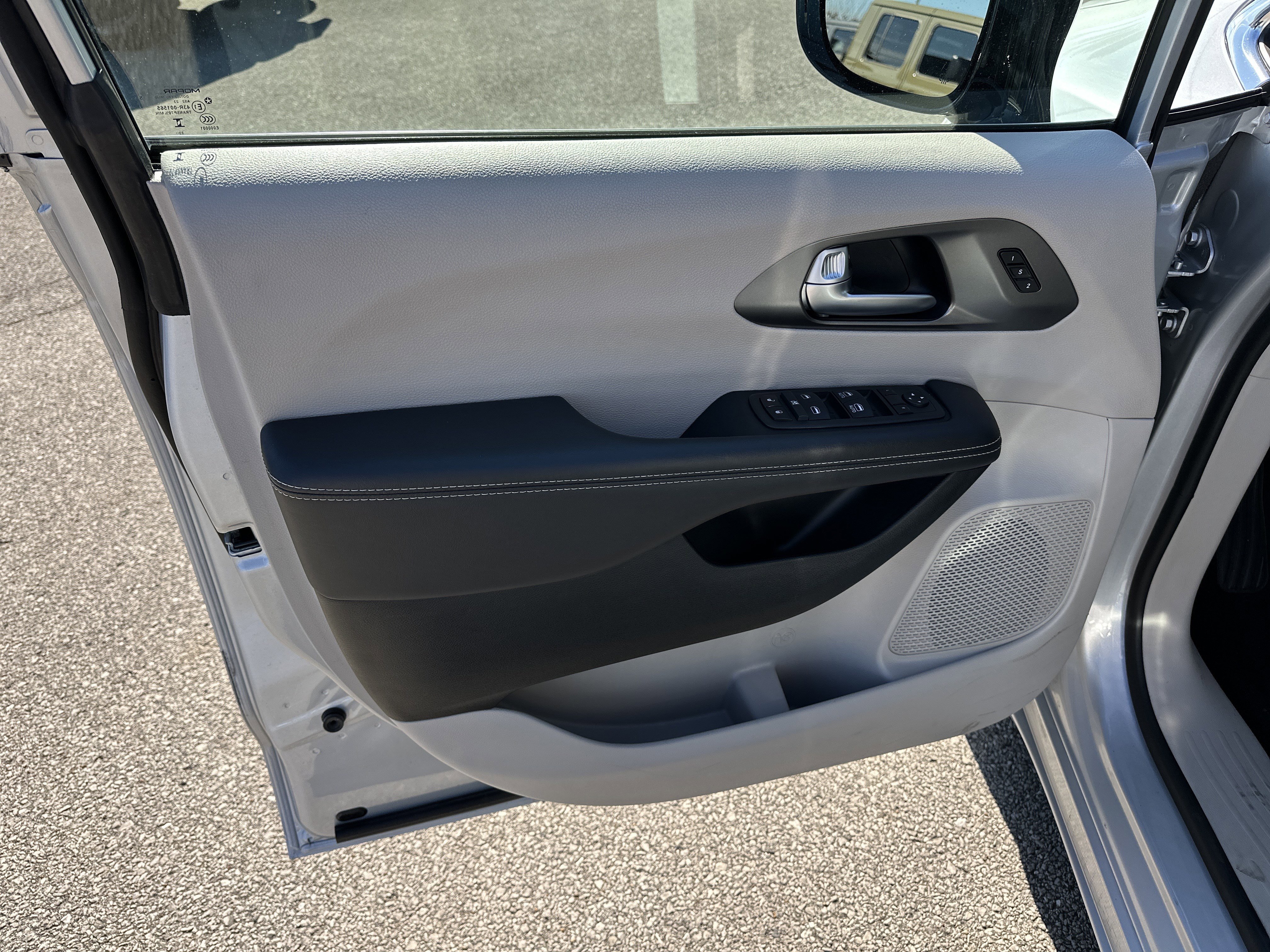 Used 2024 Chrysler Pacifica Touring-L image 11