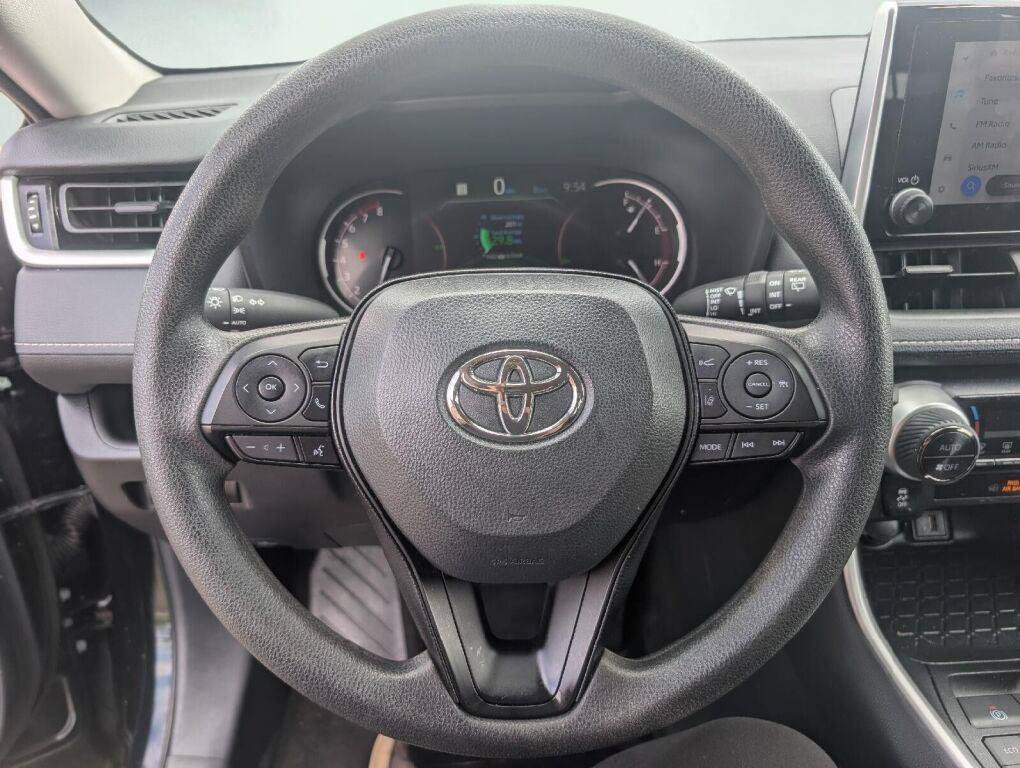 Used 2025 Toyota RAV4 XLE AWD/4WD image 30
