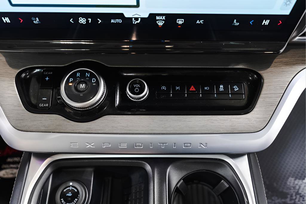 Used 2025 Ford Expedition Platinum AWD/4WD image 16