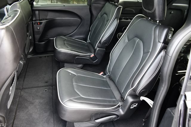 Used 2025 Chrysler Pacifica Limited FWD image 19