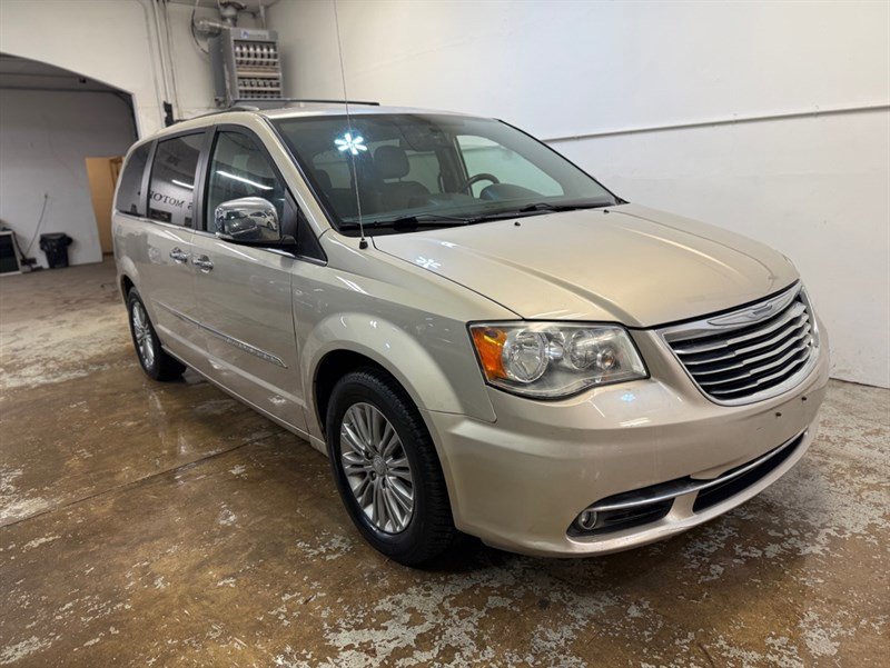 Used 2015 Chrysler Town & Country Touring-L w/ Driver Convenience Group image 1