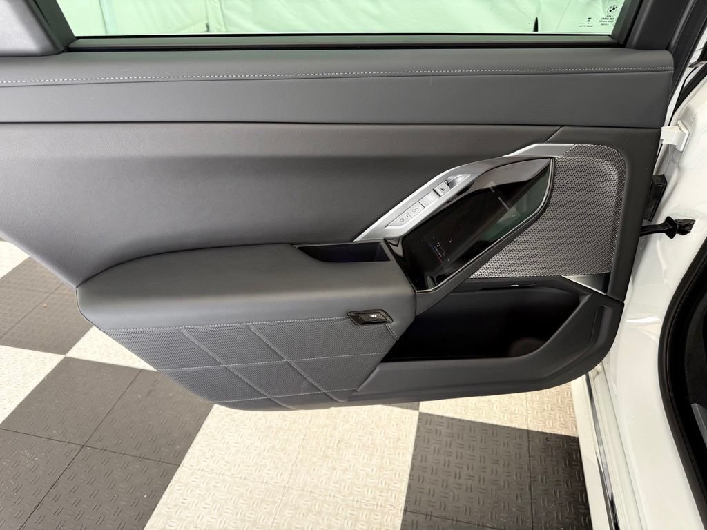 Used 2024 BMW i7 xDrive60 AWD/4WD image 17