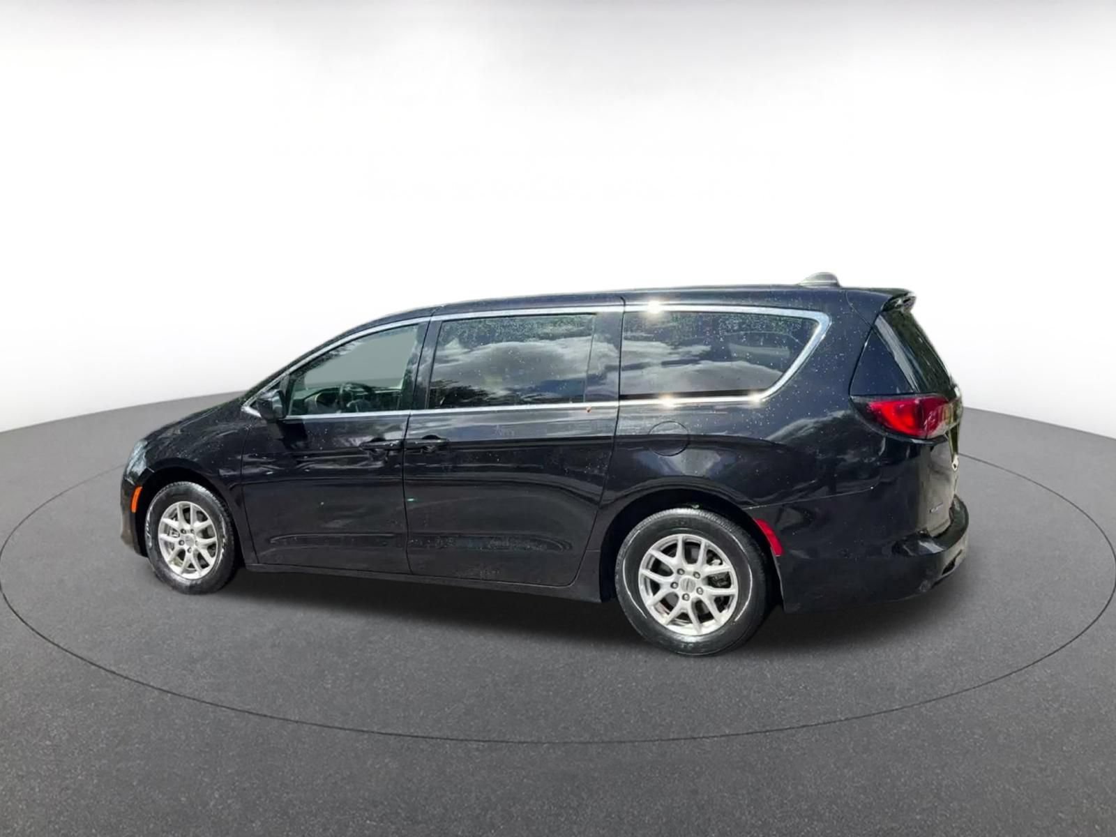 Used 2024 Chrysler Voyager LX FWD image 9