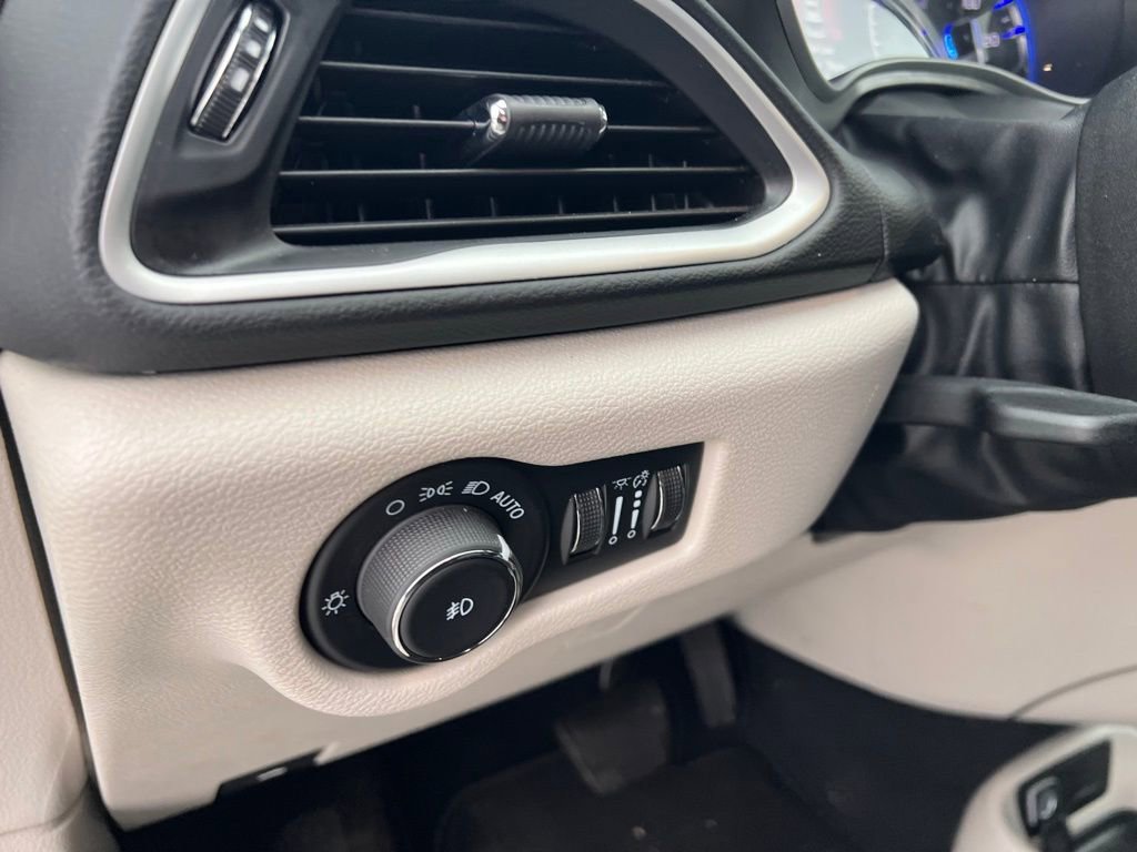 Used 2024 Chrysler Pacifica Touring-L image 18