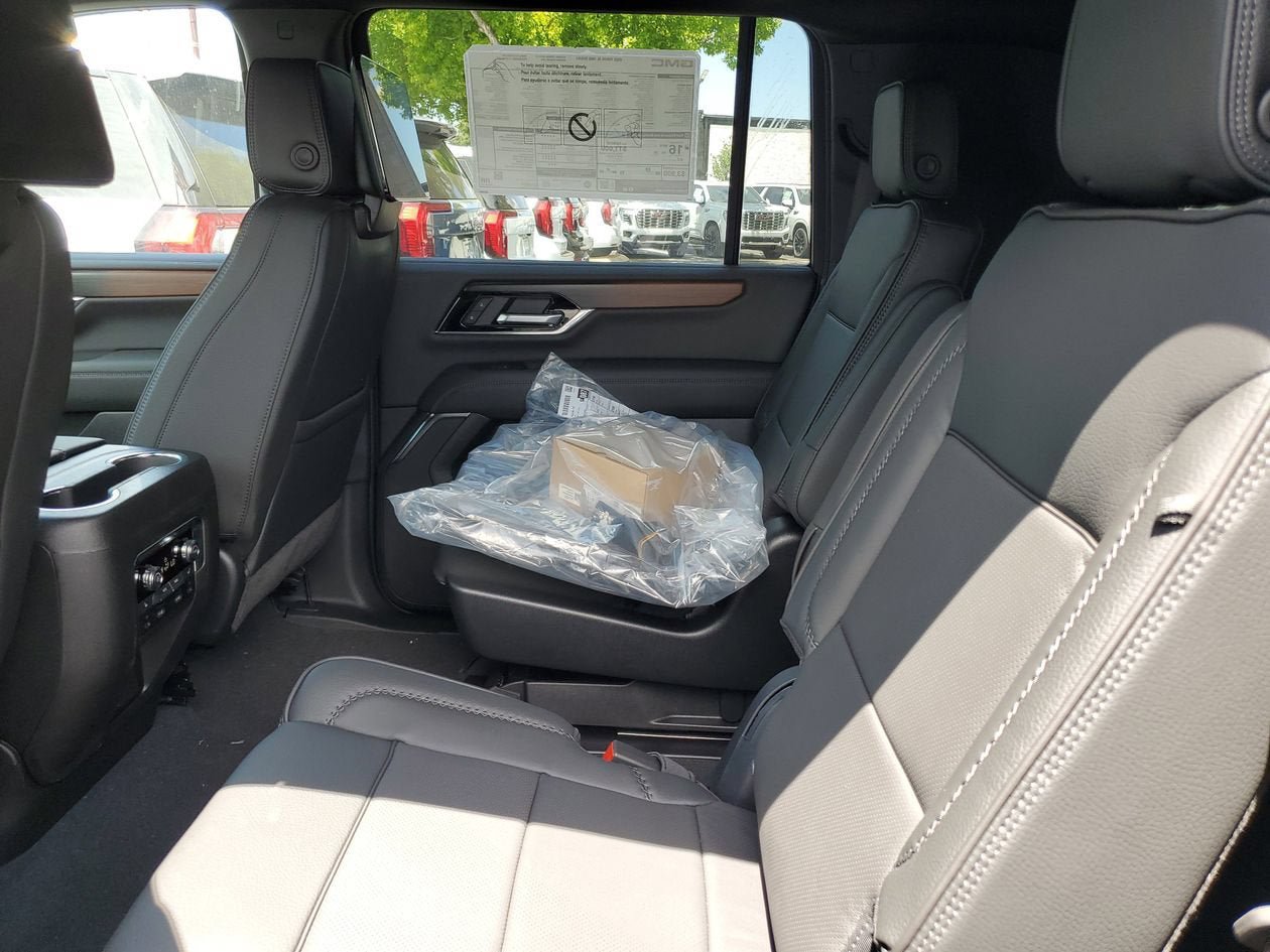 New 2026 GMC Yukon XL Denali w/ Denali Reserve Package AWD/4WD image 11
