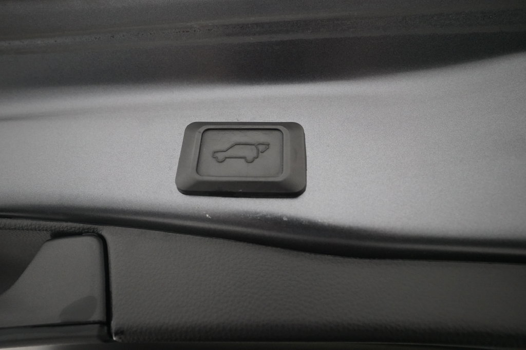 Used 2022 Toyota RAV4 XLE Premium AWD/4WD image 15