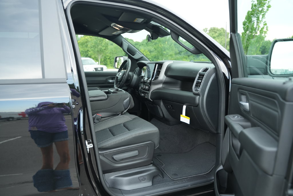 New 2026 RAM 1500 Express AWD/4WD image 16