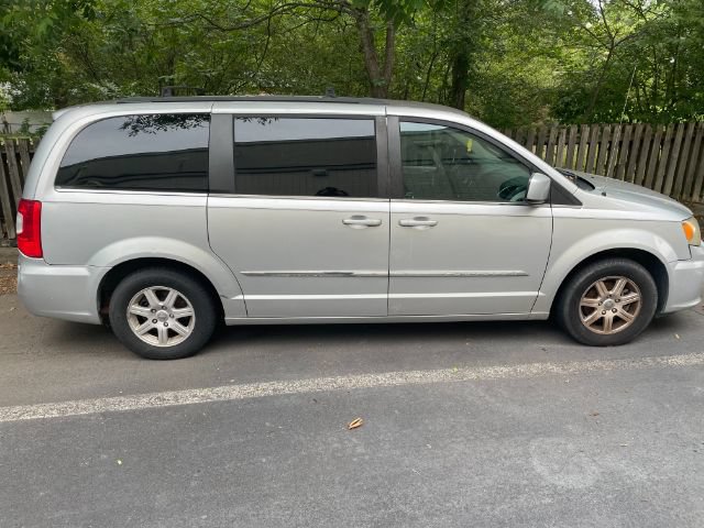 Used 2011 Chrysler Town & Country Touring w/ Entertainment Group #1 FWD image 2