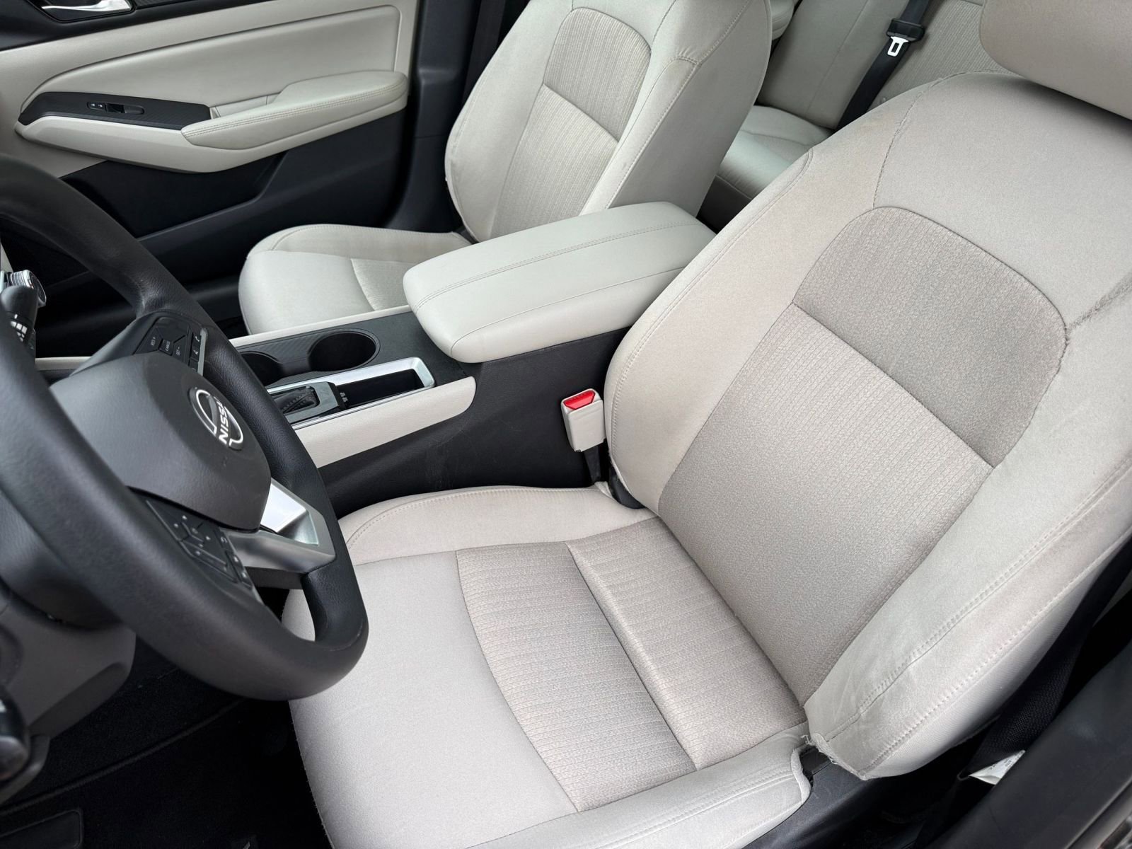 Used 2025 Nissan Altima 2.5 SV FWD image 36