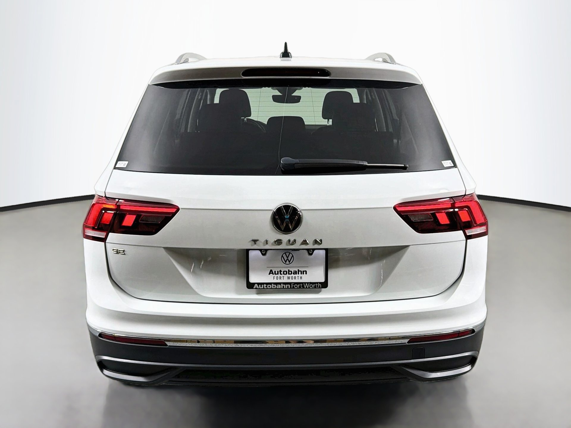 Used 2022 Volkswagen Tiguan SE w/ Panoramic Sunroof Package FWD image 6