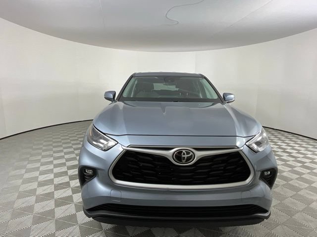 Used 2023 Toyota Highlander LE FWD image 4