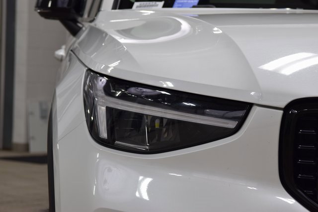 Used 2025 Volvo XC40 B5 Plus image 12