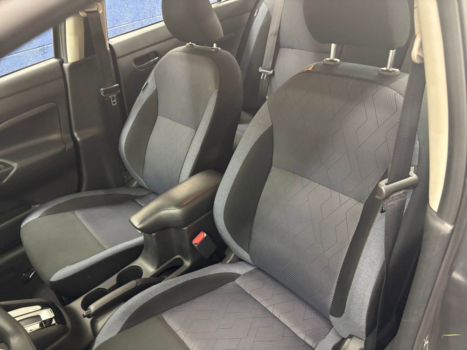 Used 2025 Nissan Versa SV FWD image 31