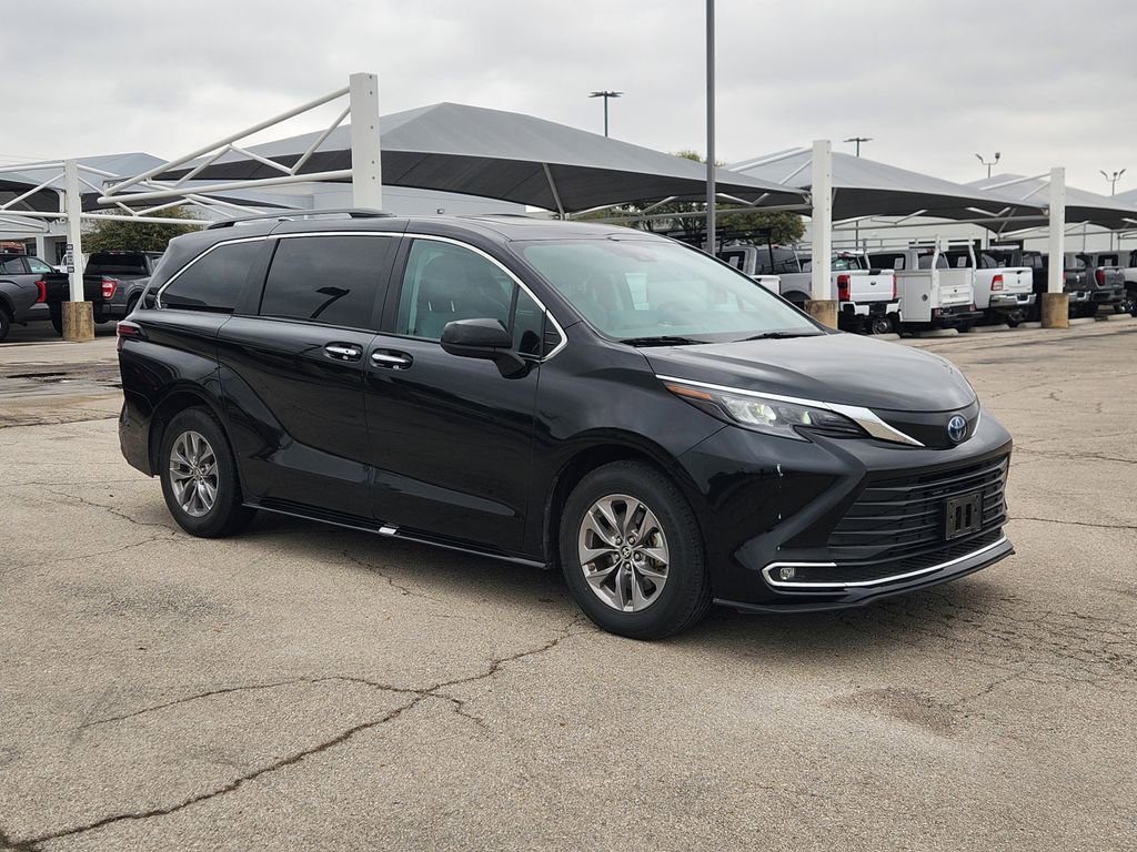 Used 2024 Toyota Sienna XLE image 2