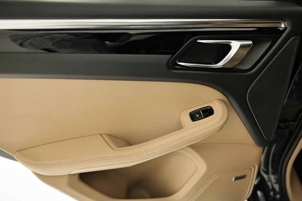 Certified 2026 Porsche Macan AWD/4WD image 25