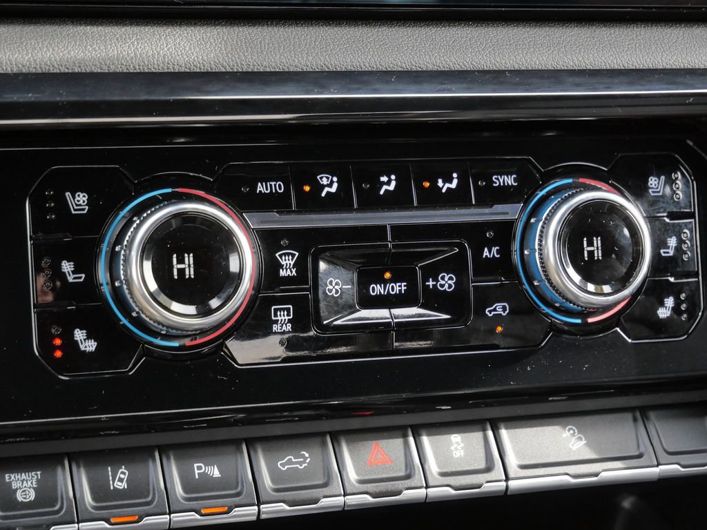 Used 2025 GMC Sierra 2500 AT4 image 43