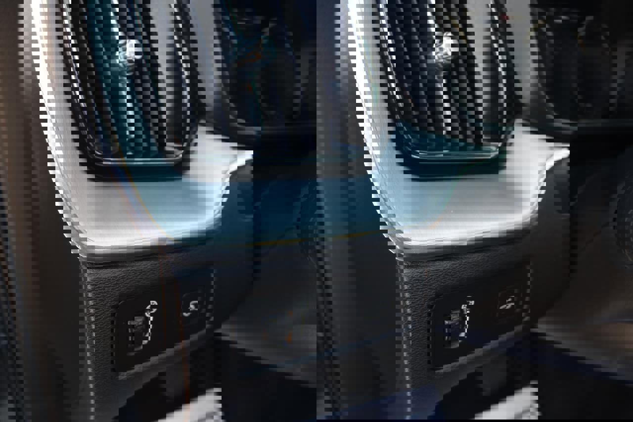 Used 2018 Volvo XC60 T5 Momentum w/ Convenience Package image 28