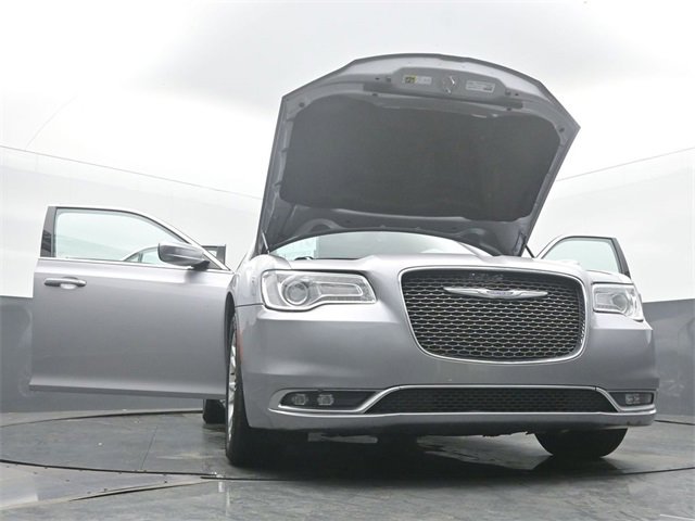 Used 2017 Chrysler 300 C image 58