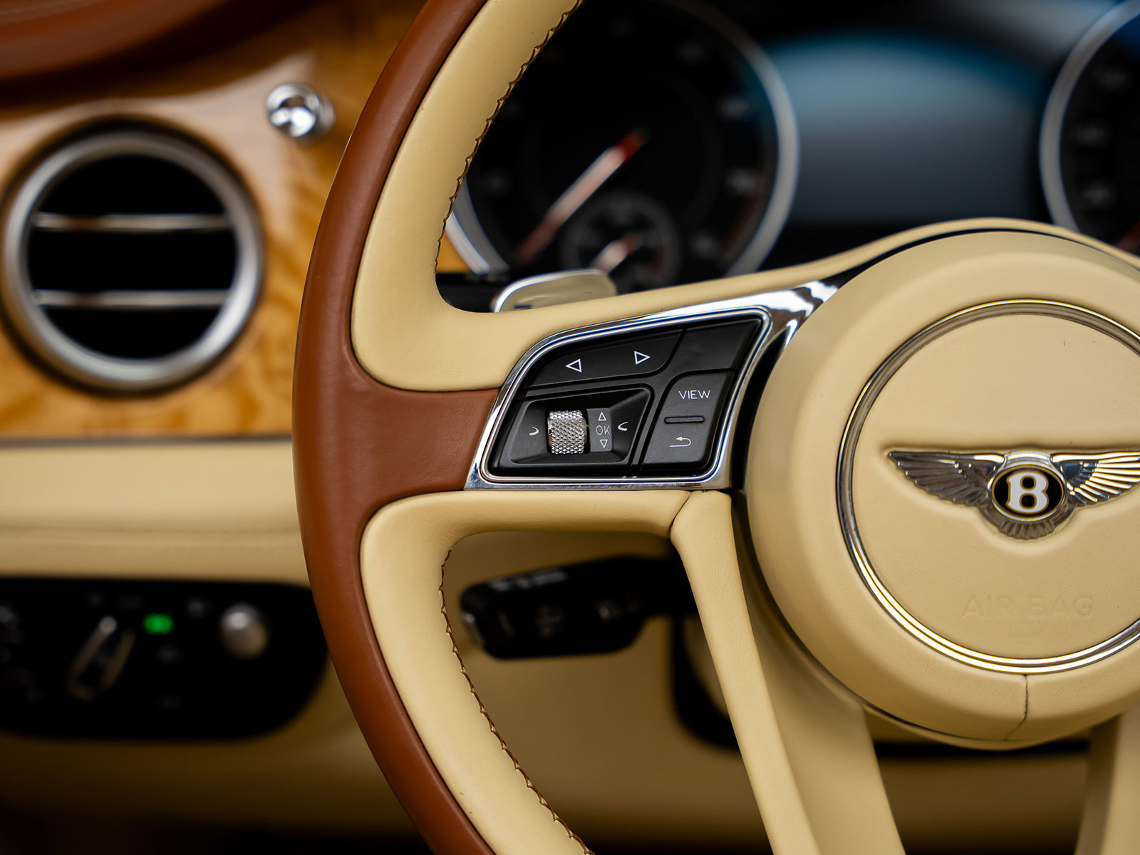 Used 2019 Bentley Bentayga AWD/4WD image 40