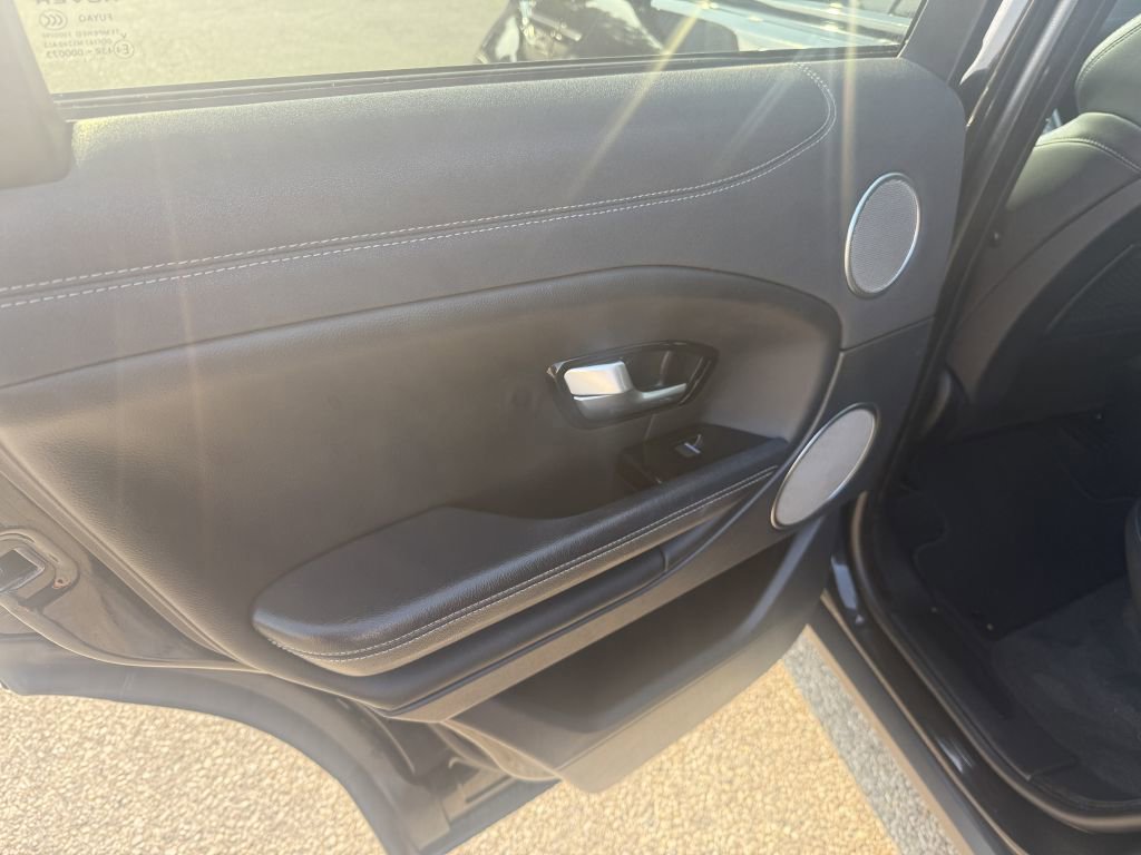 Used 2019 Land Rover Range Rover Evoque SE Premium image 17