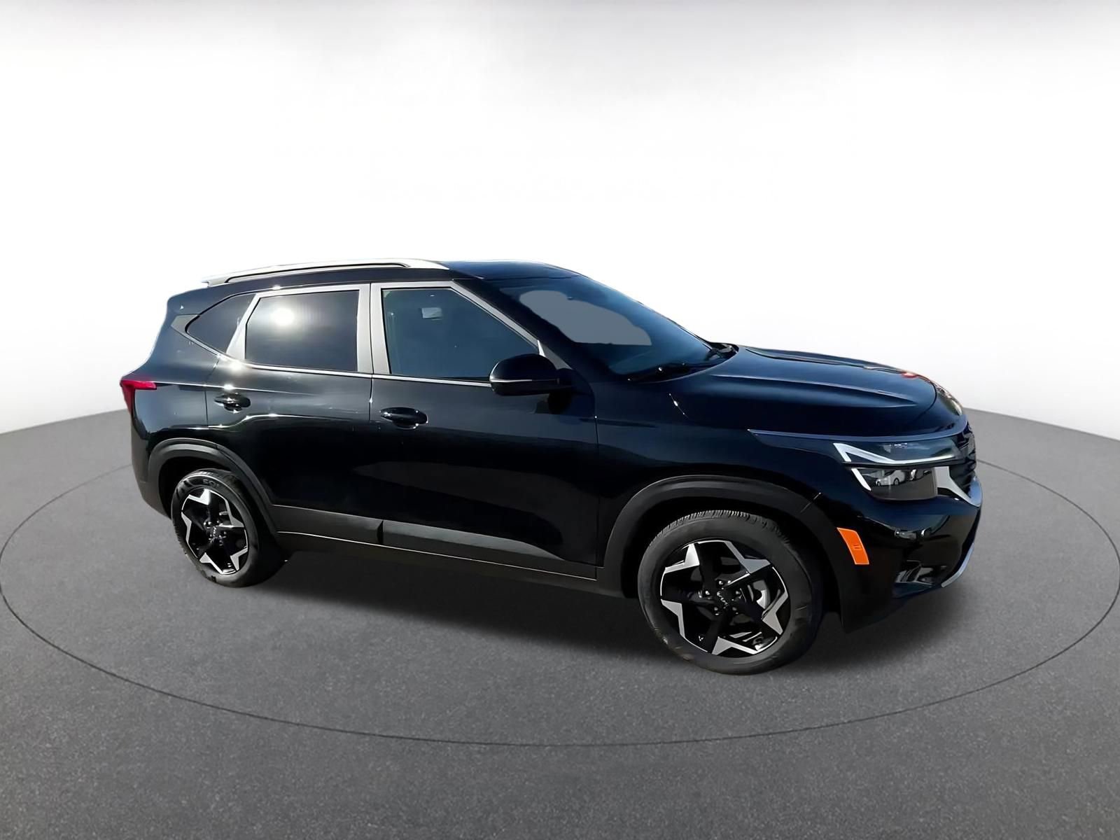 Used 2025 Kia Seltos S image 2