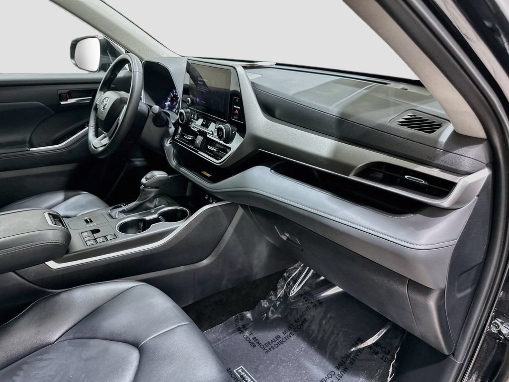 Used 2024 Toyota Highlander XLE FWD image 29