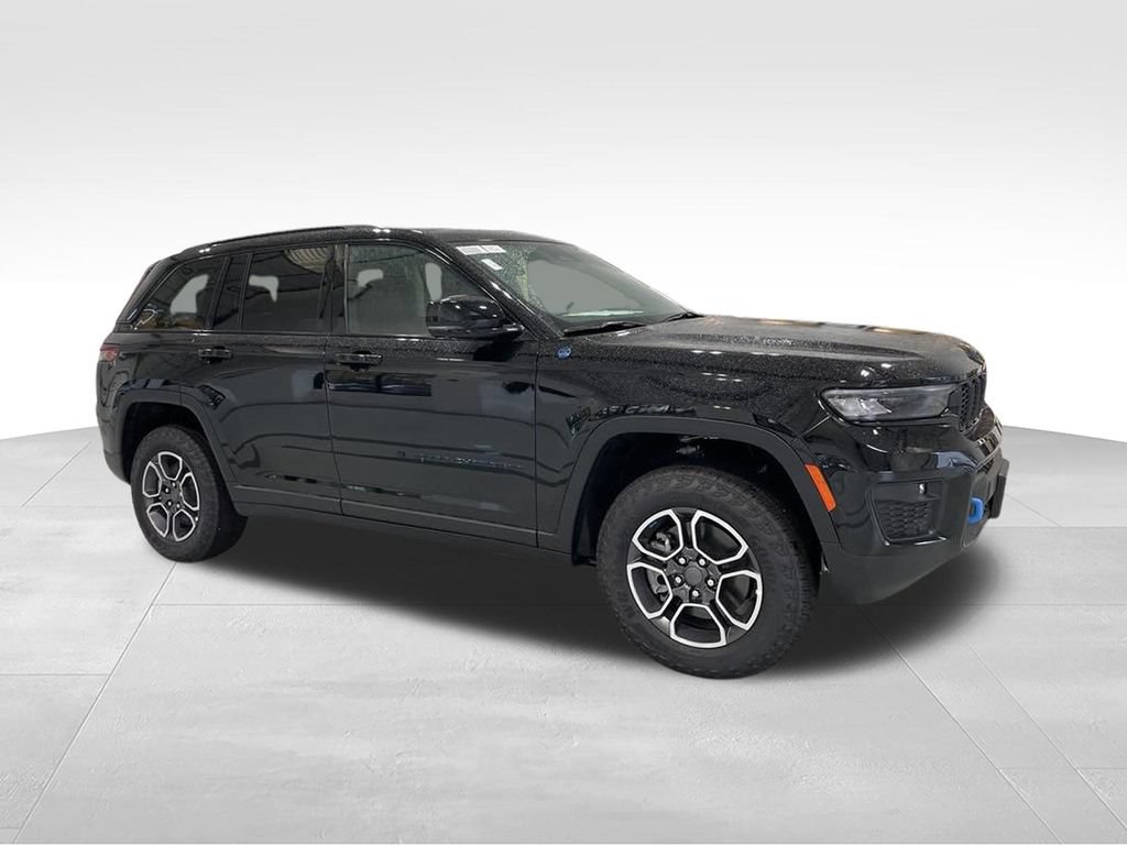 New 2024 Jeep Grand Cherokee Trailhawk w/ Advanced Protech Group II AWD/4WD image 2