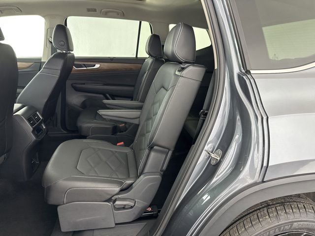 Used 2025 Volkswagen Atlas SE image 25