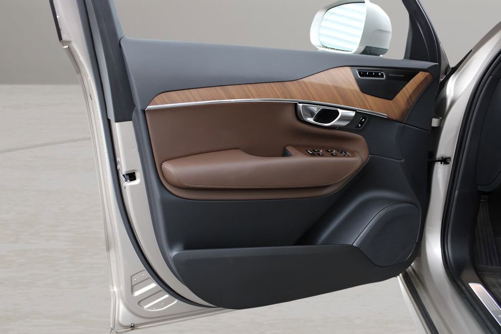 Used 2023 Volvo XC90 B5 Plus w/ Protection Package Premier image 10